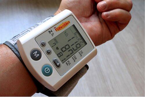 Wrist or finger digital blood pressure monitor